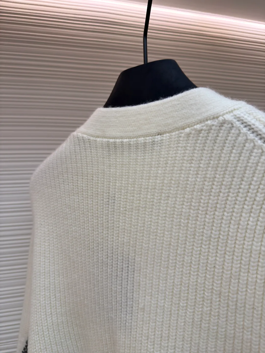 LOUIS VUITTON Ski Series Graphic single-breasted cardigan V-neck sweater ●Original version: Purchased and developed by 15699 ●Item number: 1681681-B90 ●Fabric: wool blended fabric ●Technology: knitted intarsia production ●Color: off-white ●Version: fitted version ●Weight: about 900 grams ●Size: XS-S-M-L ●Description: This sheep wool cardigan is embellished with eye-catching logo patterns, large size LV Letters and Monogram flowers overlap on the lower body and sleeves, creating a snowflake-like scene. The elegant intarsia knit uses contrasting stitching and contrasts with a wide ribbed base for a three-dimensional effect. Perfect for après skiing and a relaxing night out. The overall wiring is straight and delicate, the fabric is comfortable and soft, and the color is consistent without color difference. It can be matched with the same style to create a fashionable look and control various occasions. Customized accessories, complete with three standards, same style for men and women!